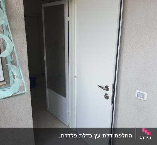 דלת כניסה פלדלת לבנה מותקנת בפתח בית